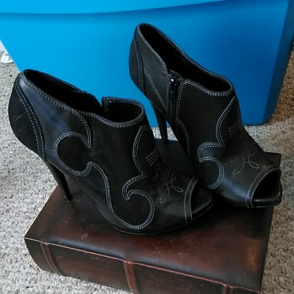 HOT and Rare! Also cowboy booties - Picture 3 of 4